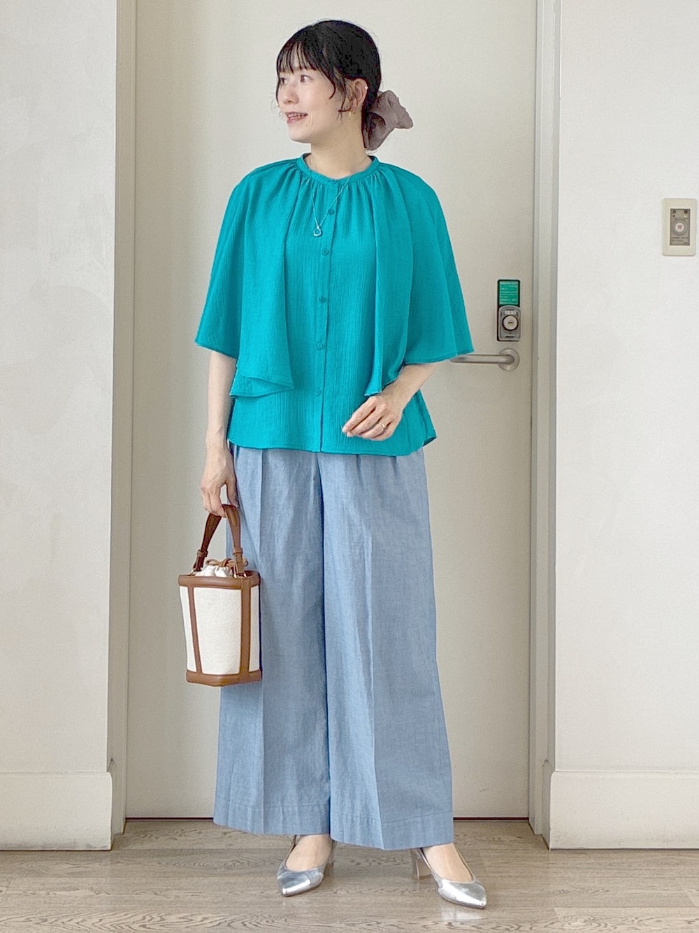 ブルー系のシャツ/ブラウス、グレー系のタンクトップ、ブルー系のその他パンツを着用したレディースの夏コーディネートの1枚目の写真
