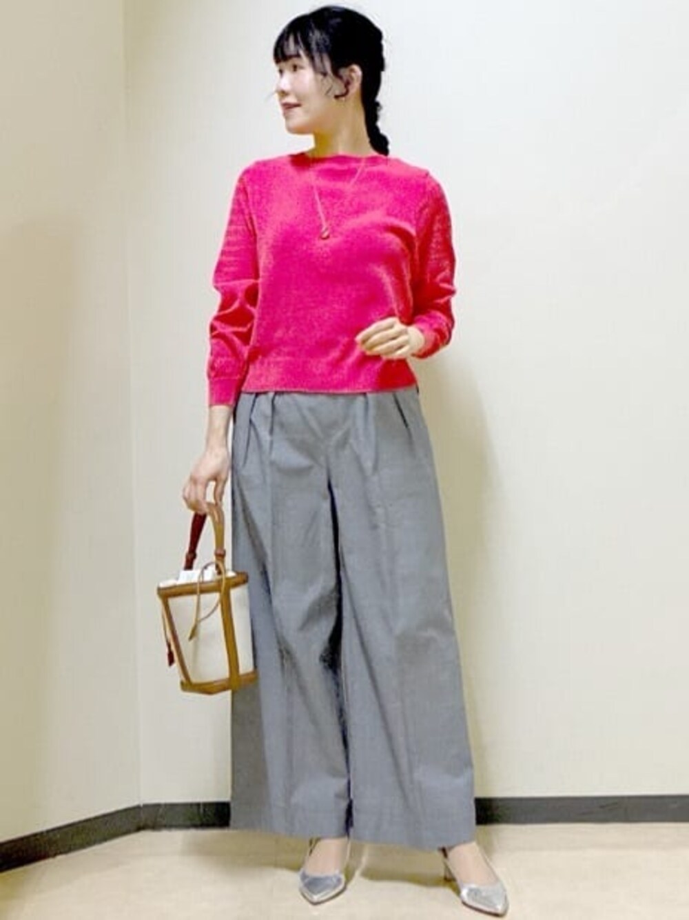 ブラック系のその他パンツ、ブラック系のステンカラーコート、ピンク系のニット/セーターを着用したレディースの冬コーディネートの1枚目の写真