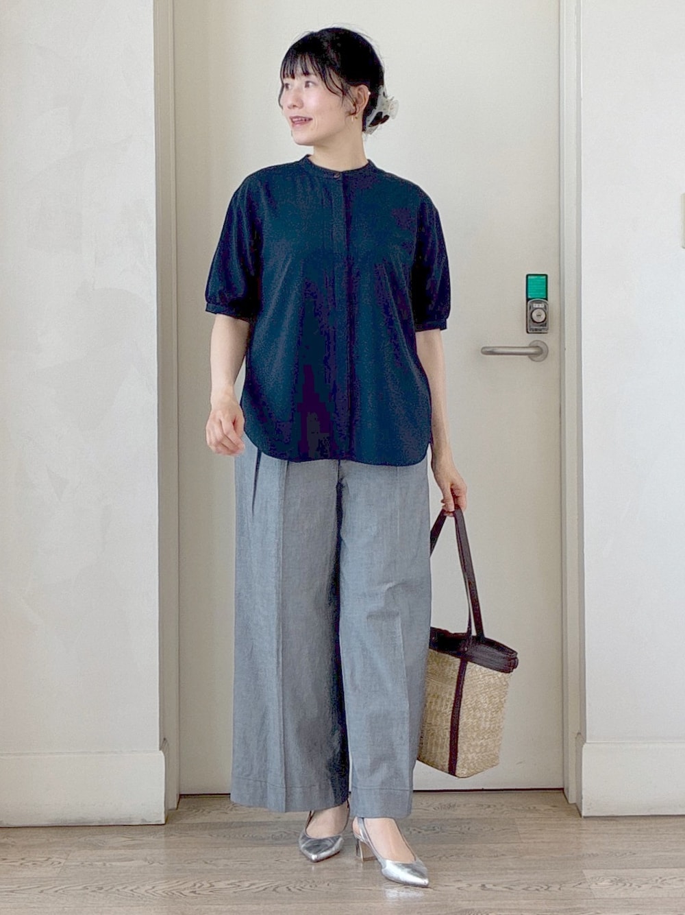 ブルー系のシャツ/ブラウス、ブラック系のその他パンツ、ホワイト系のカーディガン/ボレロを着用したレディースの夏コーディネートの1枚目の写真