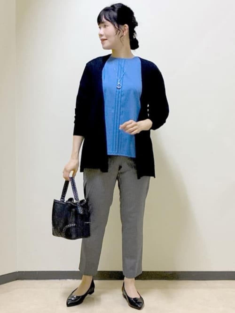 ブラック系のカーディガン/ボレロ、ブルー系のTシャツ/カットソー、ブラック系のその他パンツを着用したレディースの秋コーディネートの1枚目の写真