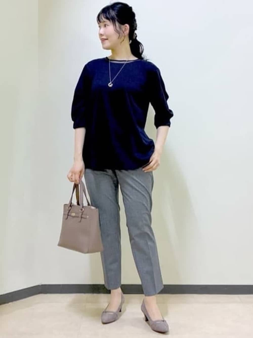 ブルー系のTシャツ/カットソー、ブラック系のその他パンツ、ブラック系のシャツ/ブラウスを着用したレディースの夏コーディネートの1枚目の写真