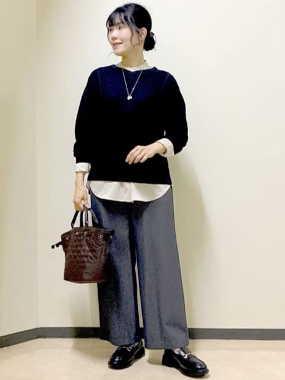 ブラック系のニット/セーター、ベージュ系のシャツ/ブラウス、ブルー系のその他パンツを着用したレディースの秋コーディネートの1枚目の写真