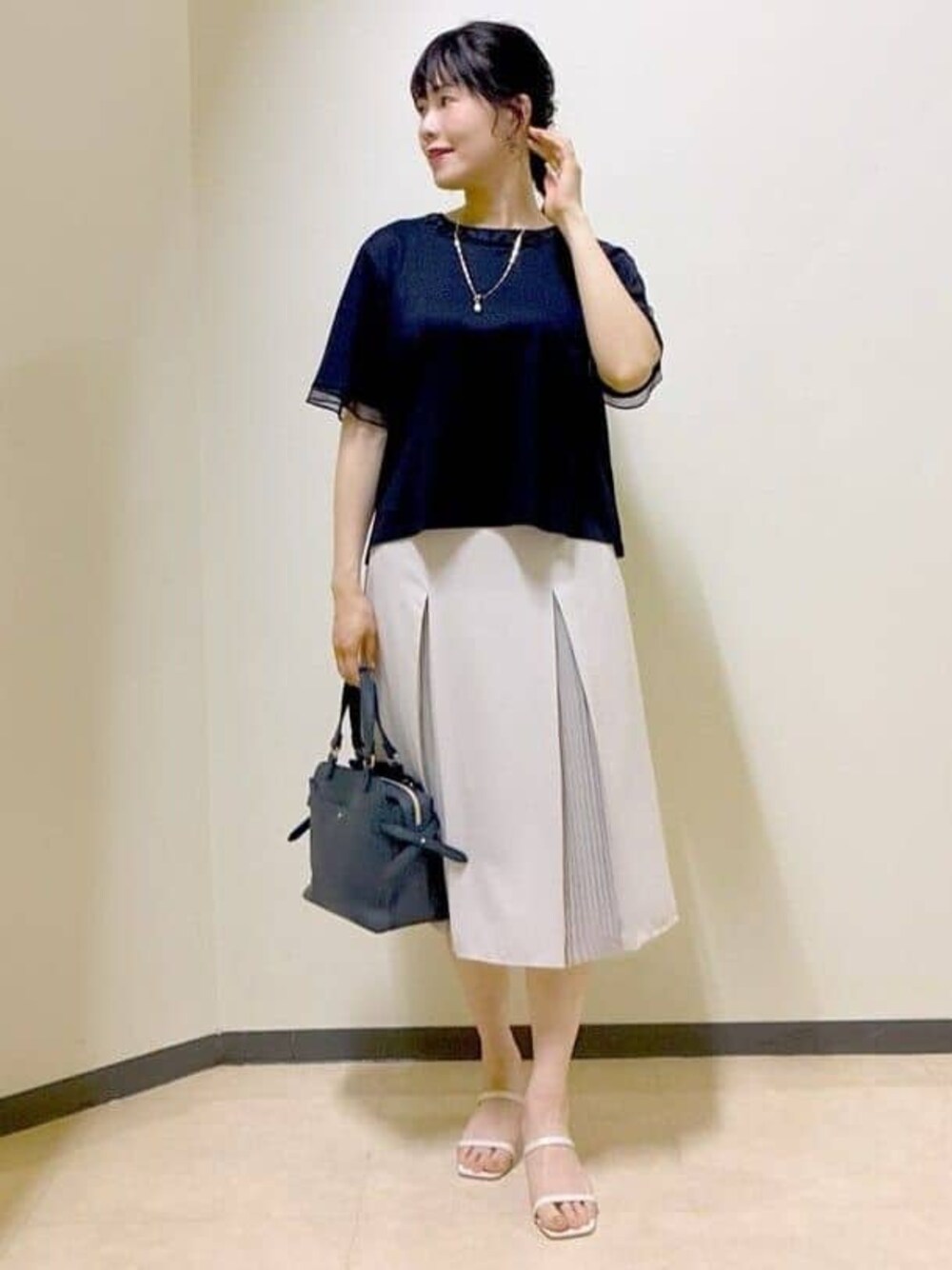 ブルー系のTシャツ/カットソー、ベージュ系のスカート、グリーン系のTシャツ/カットソーを着用したレディースの夏コーディネートの1枚目の写真