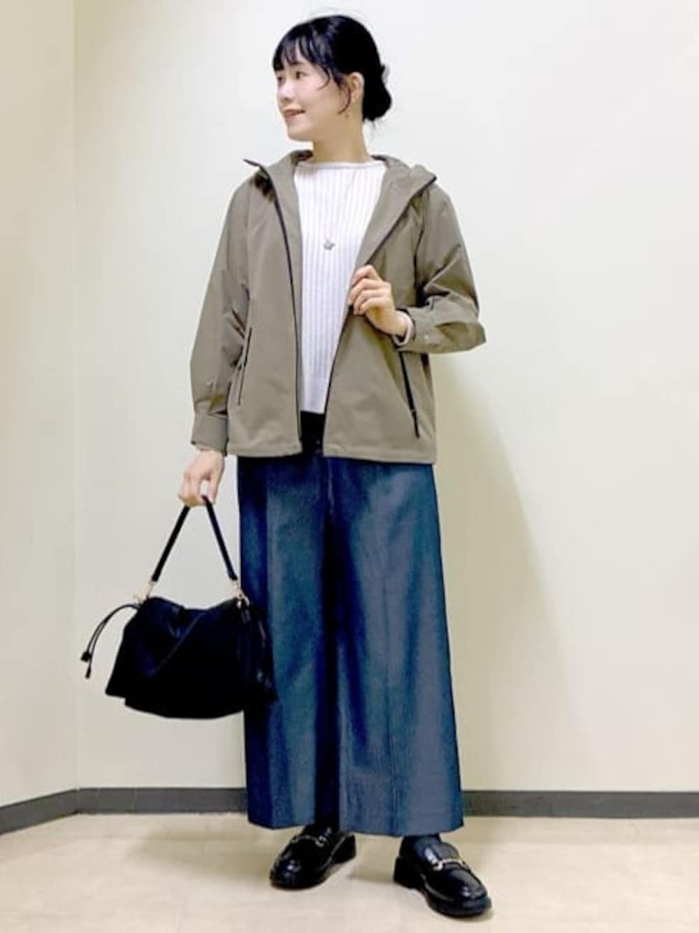 グリーン系のブルゾン、グレー系のニット/セーター、ブルー系のその他パンツを着用したレディースの冬コーディネートの1枚目の写真