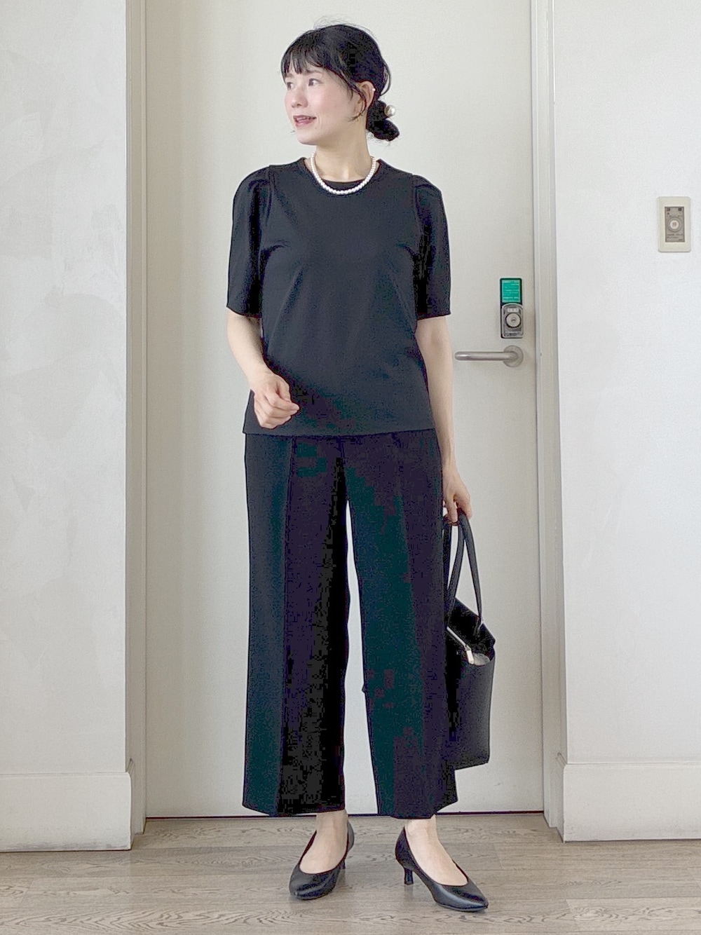 ブラック系のTシャツ/カットソー、ブラック系のその他パンツ、ブラック系のテーラードジャケットを着用したレディースの夏コーディネートの1枚目の写真