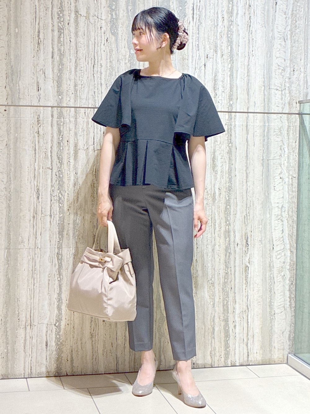 ブラック系のTシャツ/カットソー、ブラック系のその他パンツ、ベージュ系のトートバッグを着用したレディースの夏コーディネートの1枚目の写真