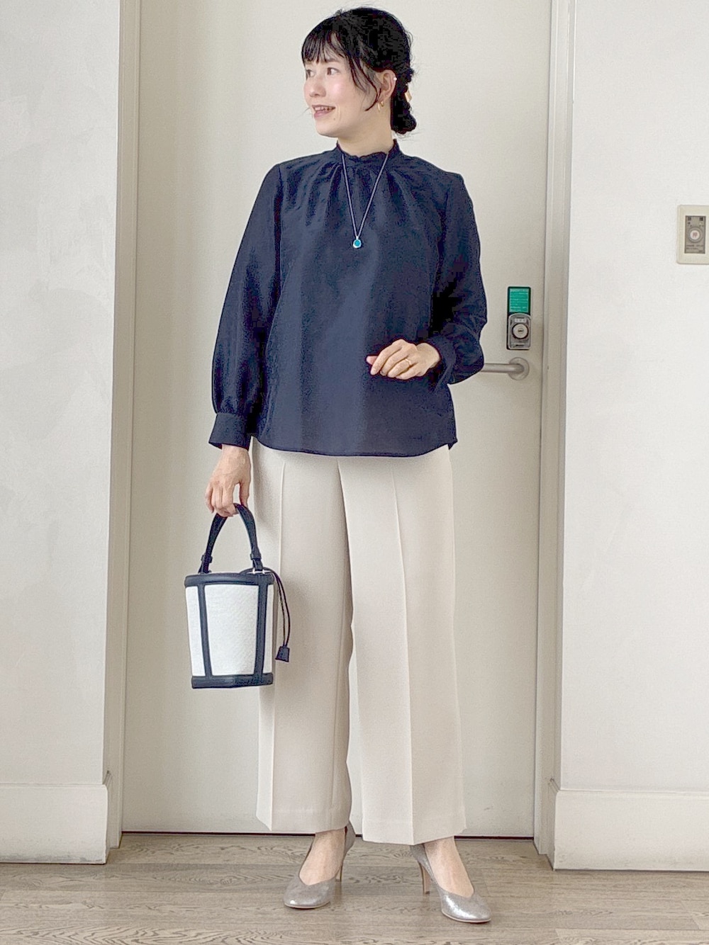 ブルー系のシャツ/ブラウス、ベージュ系のその他パンツ、ブルー系のショルダーバッグを着用したレディースの夏コーディネートの1枚目の写真