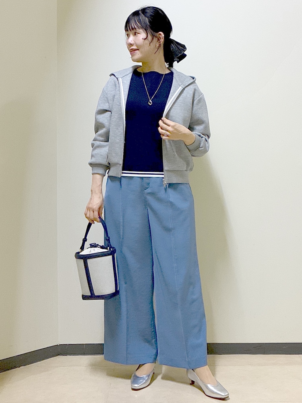 ベージュ系のノーカラージャケット、ブルー系のその他パンツ、ブルー系のニット/セーターを着用したレディースの春コーディネートの1枚目の写真