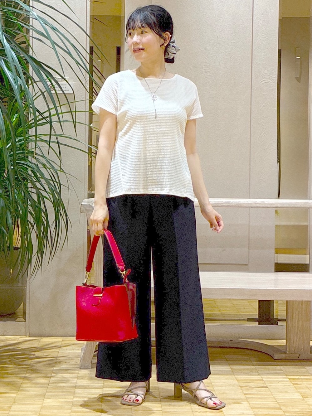 ホワイト系のTシャツ/カットソー、ブルー系のその他パンツ、レッド系のトートバッグを着用したレディースの夏コーディネートの1枚目の写真