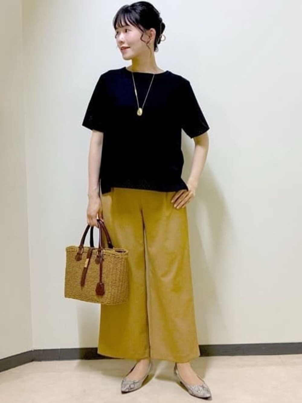ブラック系のTシャツ/カットソー、イエロー系のその他パンツ、グレー系のその他パンツを着用したレディースの夏コーディネートの1枚目の写真