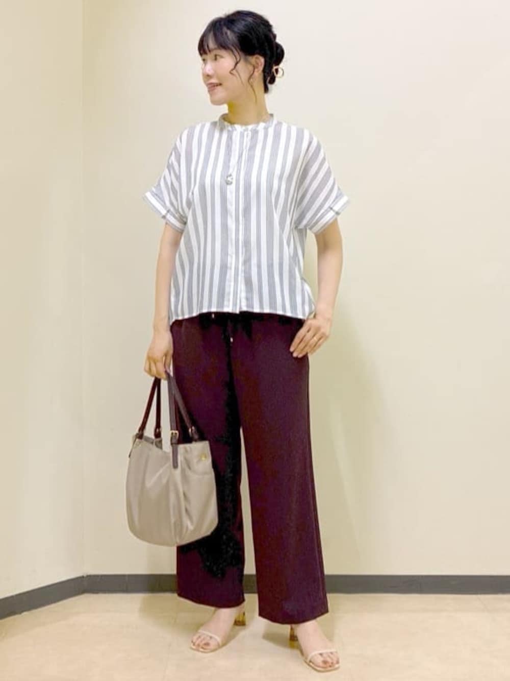 ホワイト系のシャツ/ブラウス、ブラウン系のその他パンツ、ベージュ系のショルダーバッグを着用したレディースの夏コーディネートの1枚目の写真