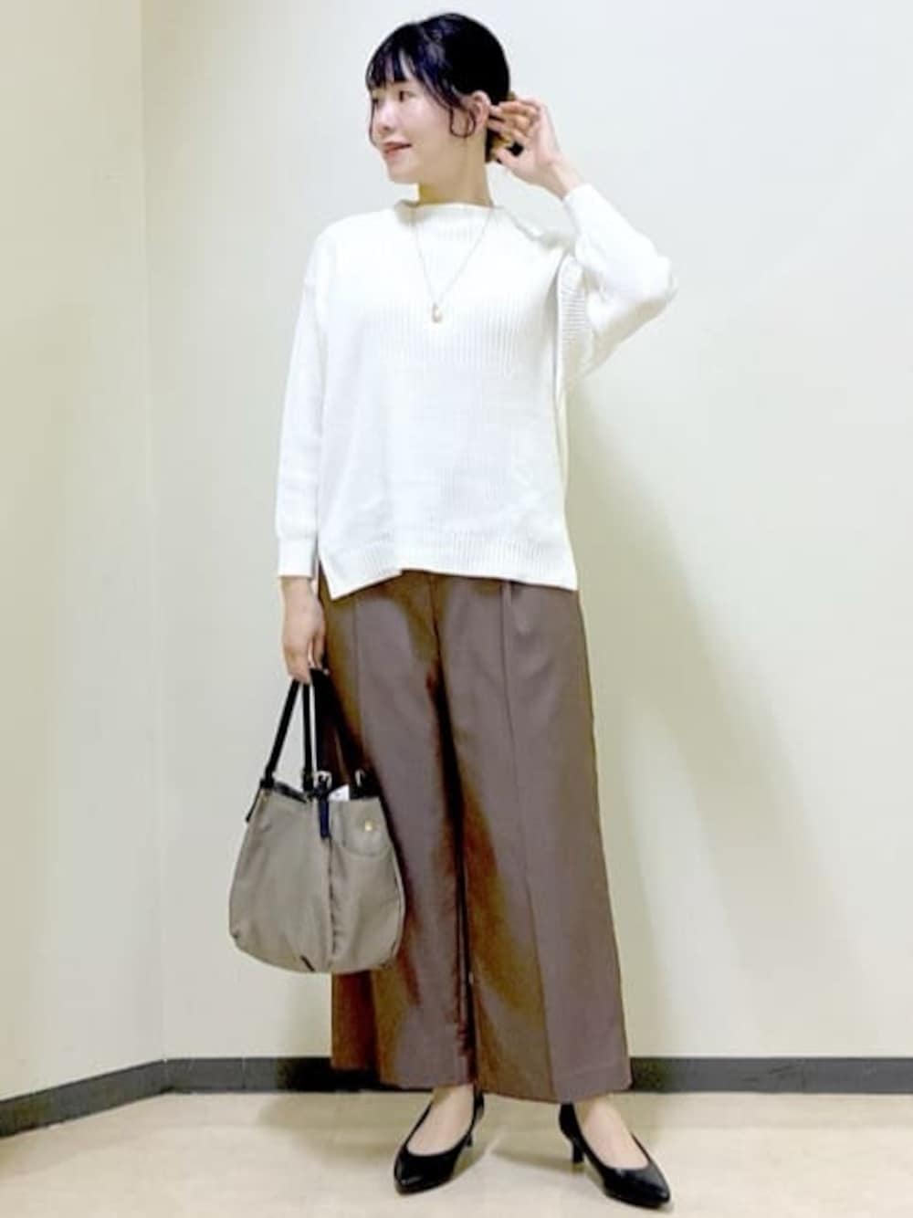 ホワイト系のニット/セーター、ブラウン系のその他パンツ、グレー系のノーカラーコートを着用したレディースの冬コーディネートの1枚目の写真