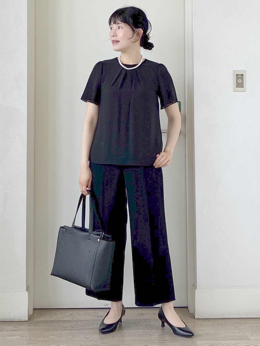 ブラック系のシャツ/ブラウス、ブラック系のその他パンツ、グレー系のテーラードジャケットを着用したレディースの夏コーディネートの1枚目の写真