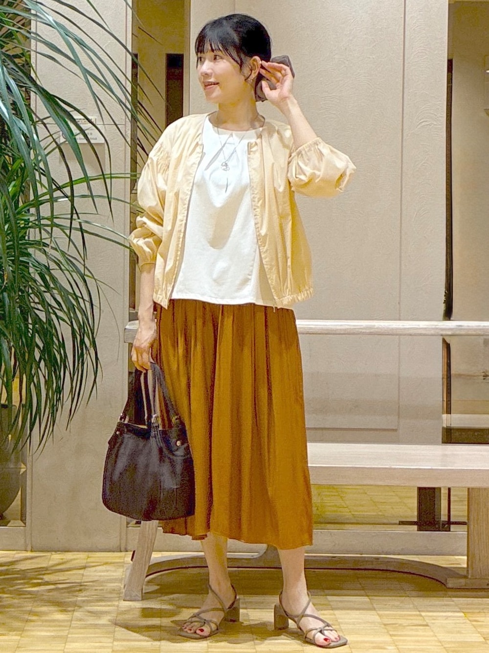 ベージュ系のブルゾン、ホワイト系のTシャツ/カットソー、レッド系のその他パンツを着用したレディースの秋コーディネートの1枚目の写真