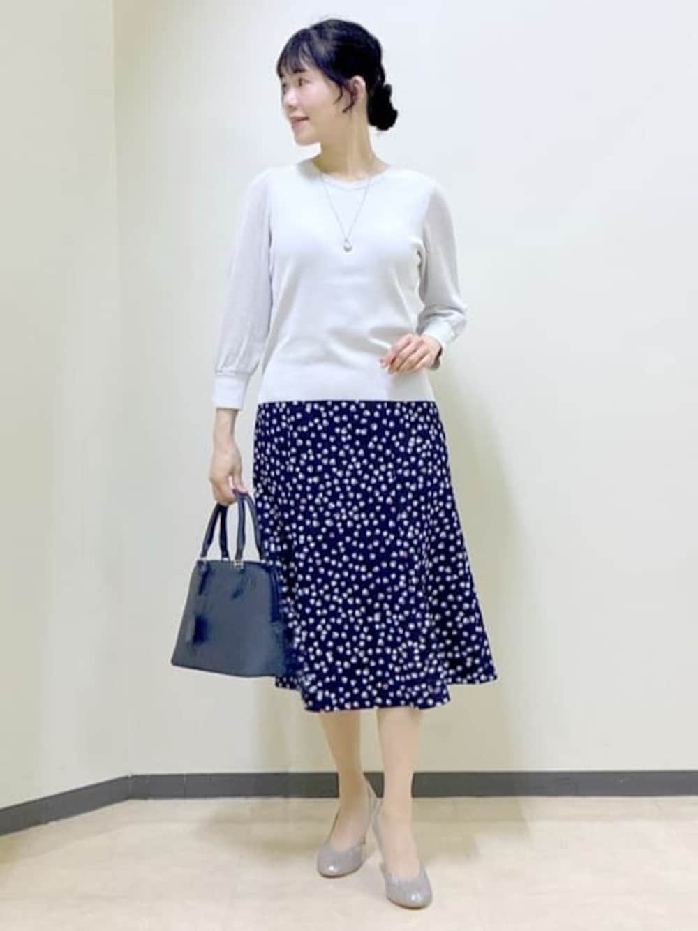 グレー系のニット/セーター、ブルー系のノーカラージャケット、ブルー系のスカートを着用したレディースの冬コーディネートの1枚目の写真