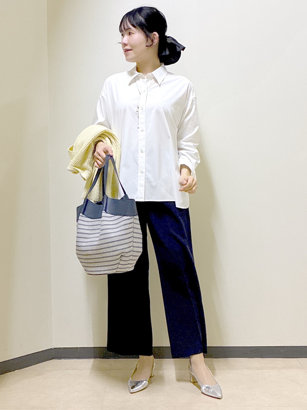 ホワイト系のシャツ/ブラウス、イエロー系のニット/セーター、ブルー系のその他パンツを着用したレディースの春コーディネートの1枚目の写真