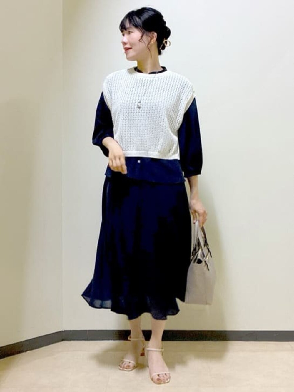 ブルー系のシャツ/ブラウス、ブルー系のスカート、ベージュ系のニット/セーターを着用したレディースの夏コーディネートの1枚目の写真