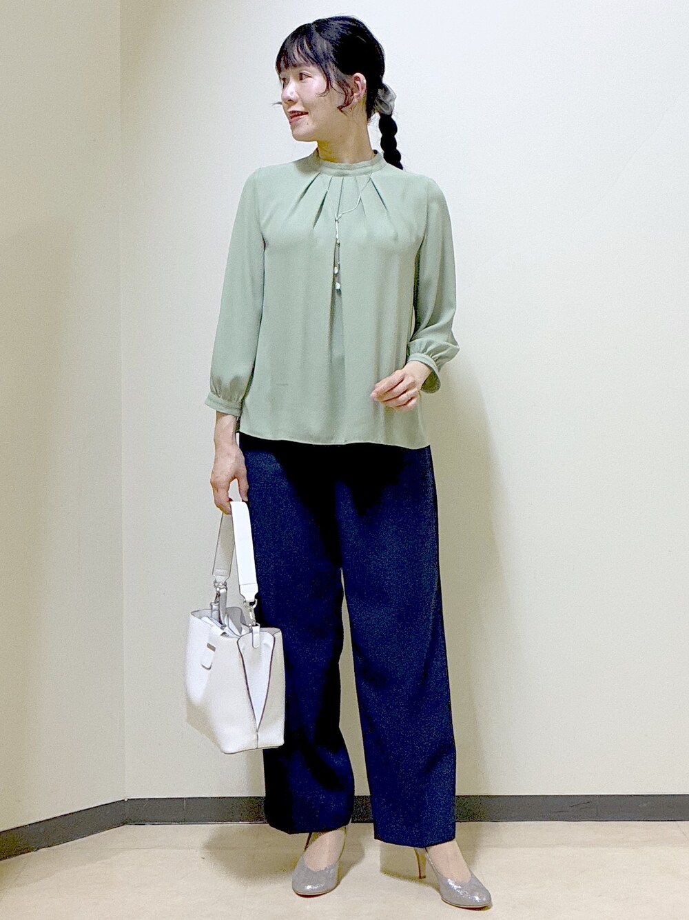 グリーン系のシャツ/ブラウス、グレー系のノーカラージャケット、ブルー系のその他パンツを着用したレディースの春コーディネートの1枚目の写真