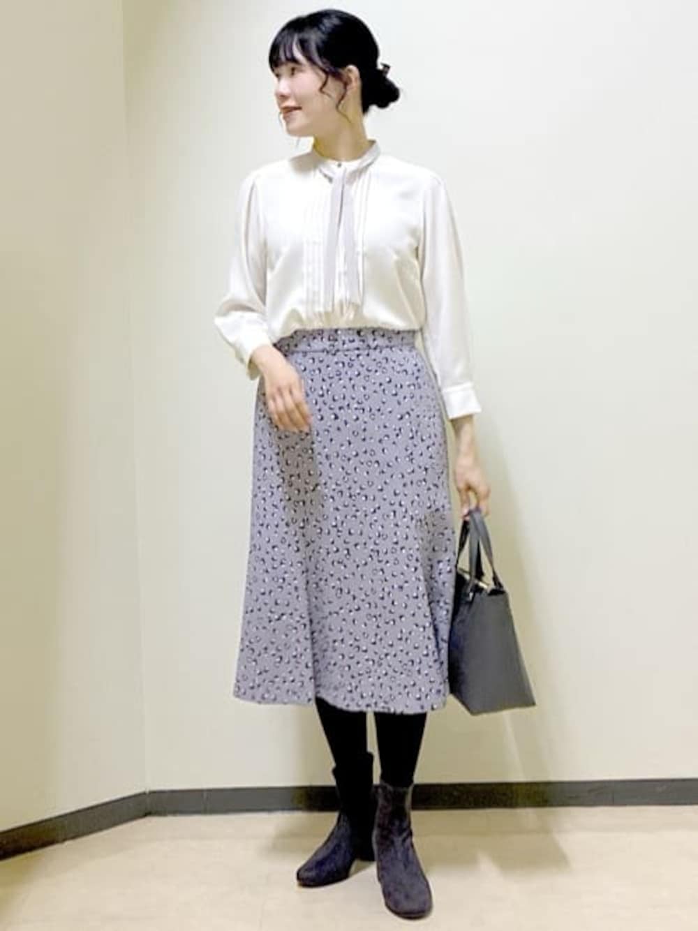 ホワイト系のシャツ/ブラウス、グレー系のスカート、ブラック系のノーカラージャケットを着用したレディースの冬コーディネートの1枚目の写真
