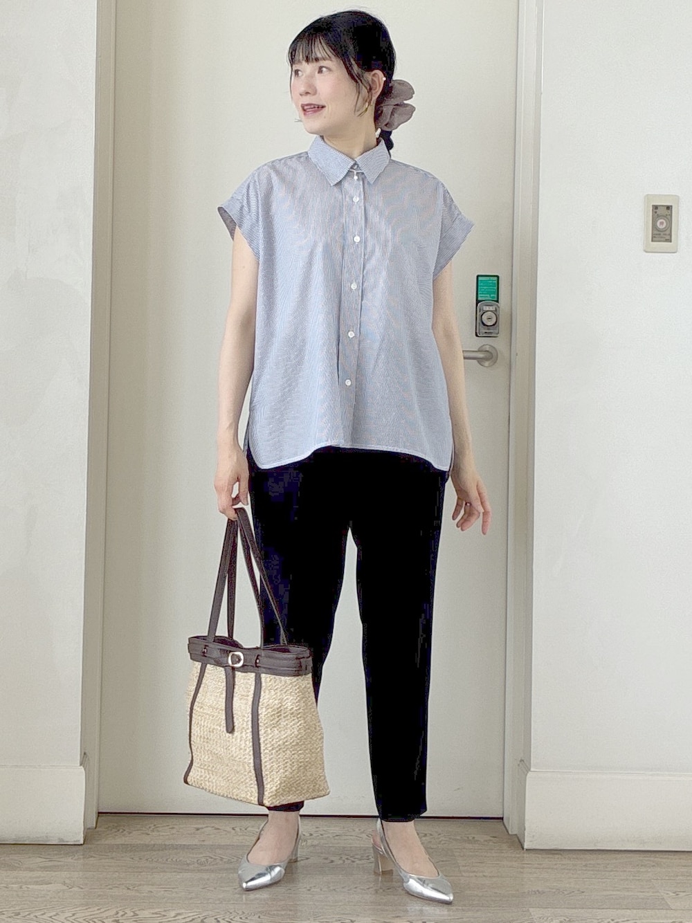 ブルー系のシャツ/ブラウス、ブラック系のその他パンツ、イエロー系のトートバッグを着用したレディースの夏コーディネートの1枚目の写真