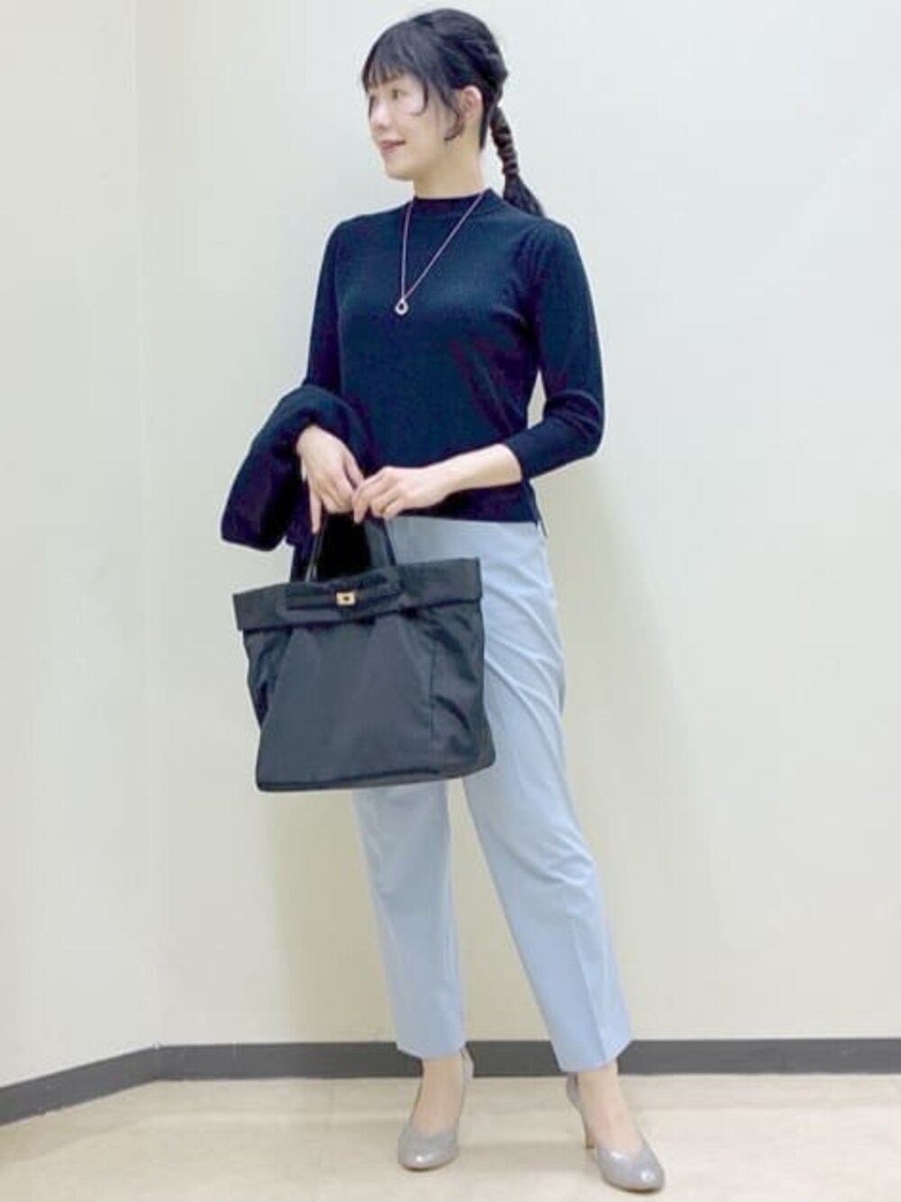 ブルー系のニット/セーター、ブルー系のカーディガン/ボレロ、ブルー系のその他パンツを着用したレディースの春コーディネートの1枚目の写真