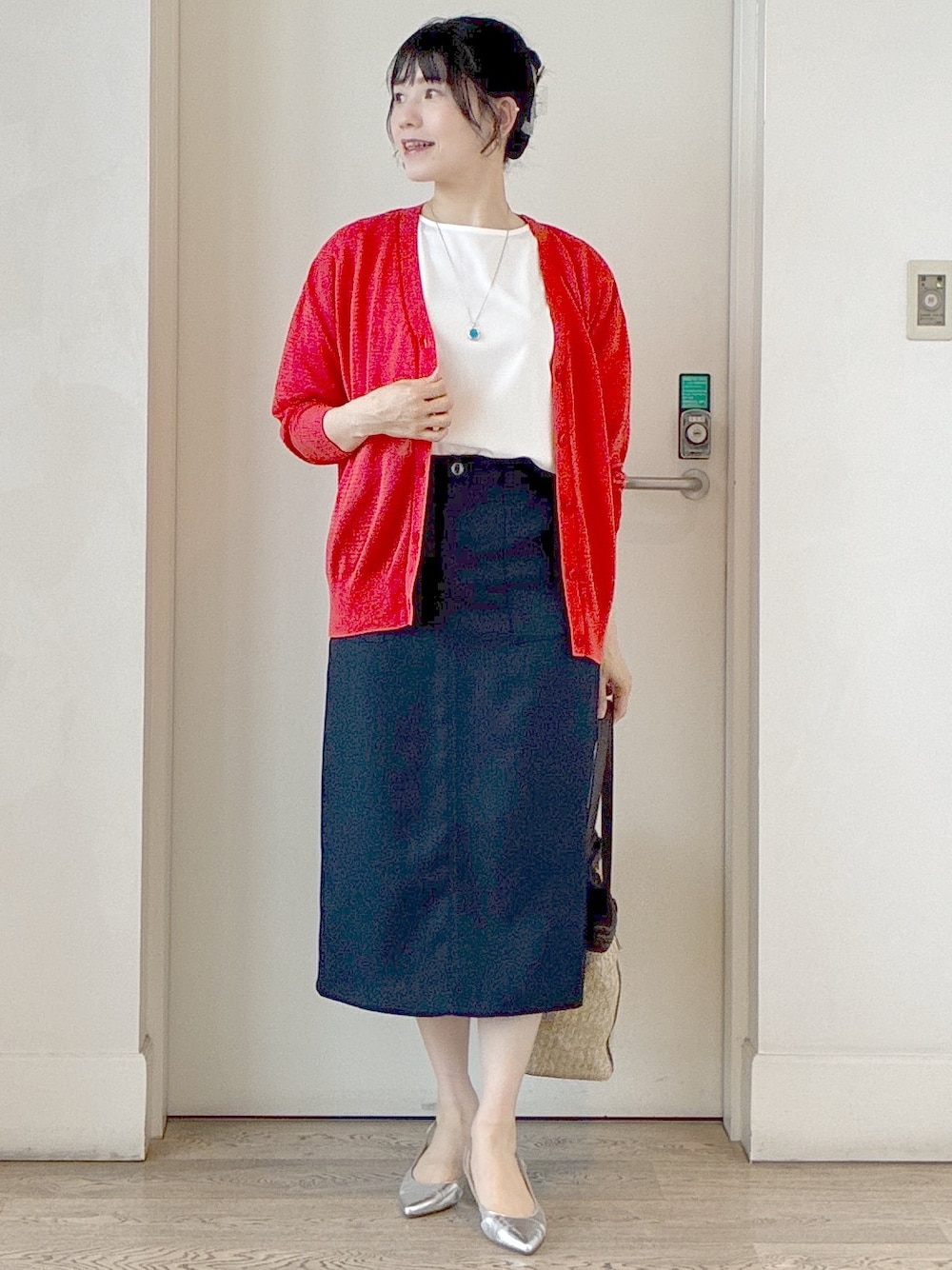 オレンジ系のカーディガン/ボレロ、ホワイト系のTシャツ/カットソー、ブルー系のスカートを着用したレディースの夏コーディネートの1枚目の写真