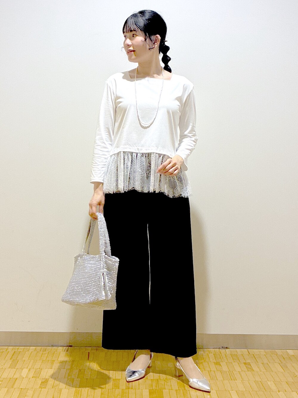 ブラック系のその他パンツ、ベージュ系のブルゾン、ホワイト系のTシャツ/カットソーを着用したレディースの春コーディネートの1枚目の写真