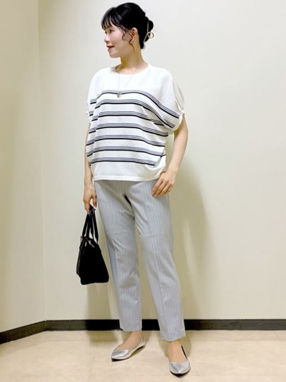 ホワイト系のニット/セーター、グレー系のその他パンツ、ブラウン系のスカートを着用したレディースの夏コーディネートの1枚目の写真