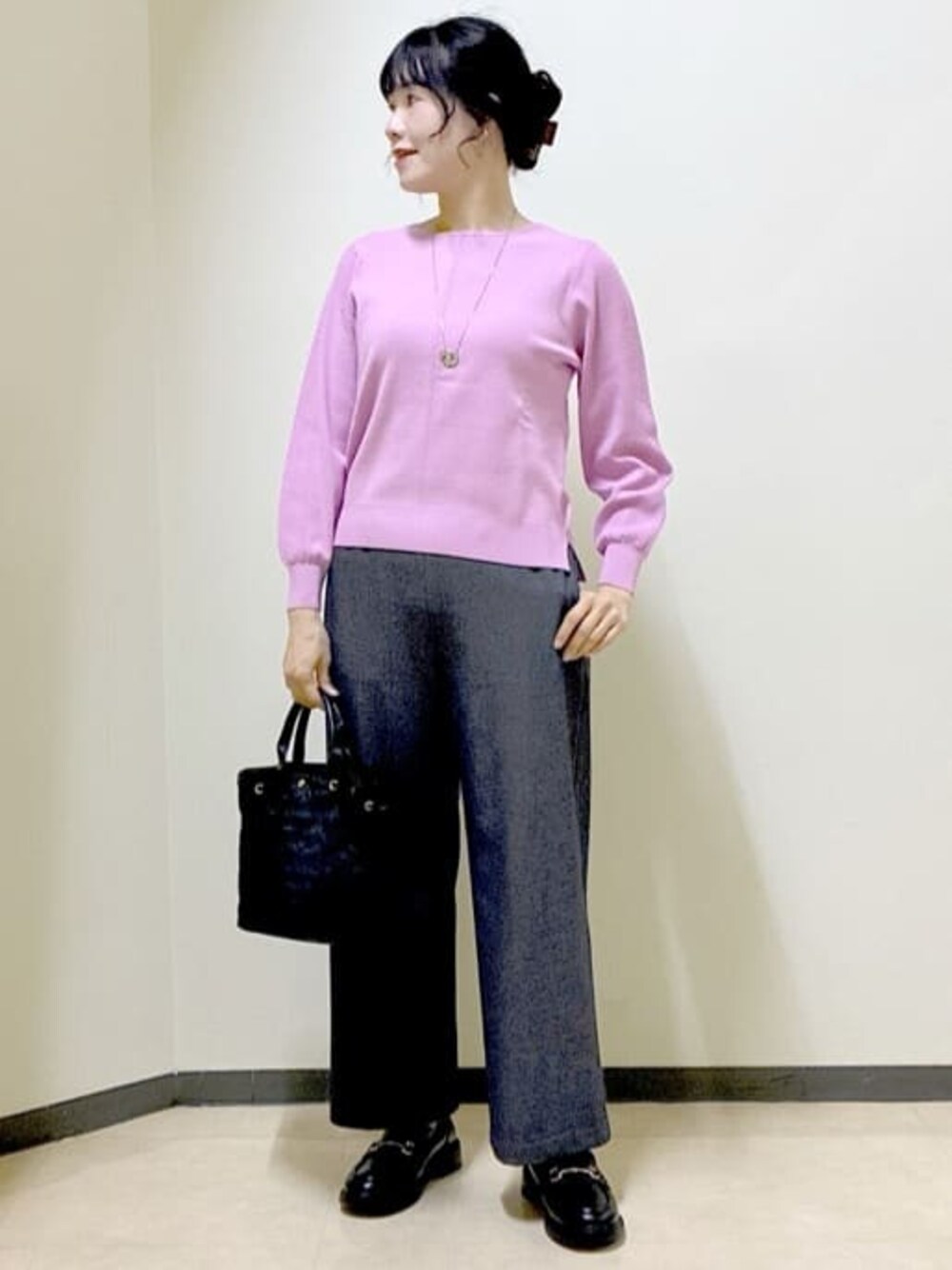 ピンク系のニット/セーター、ブルー系のその他パンツ、ブルー系のダウンジャケット/コートを着用したレディースの冬コーディネートの1枚目の写真