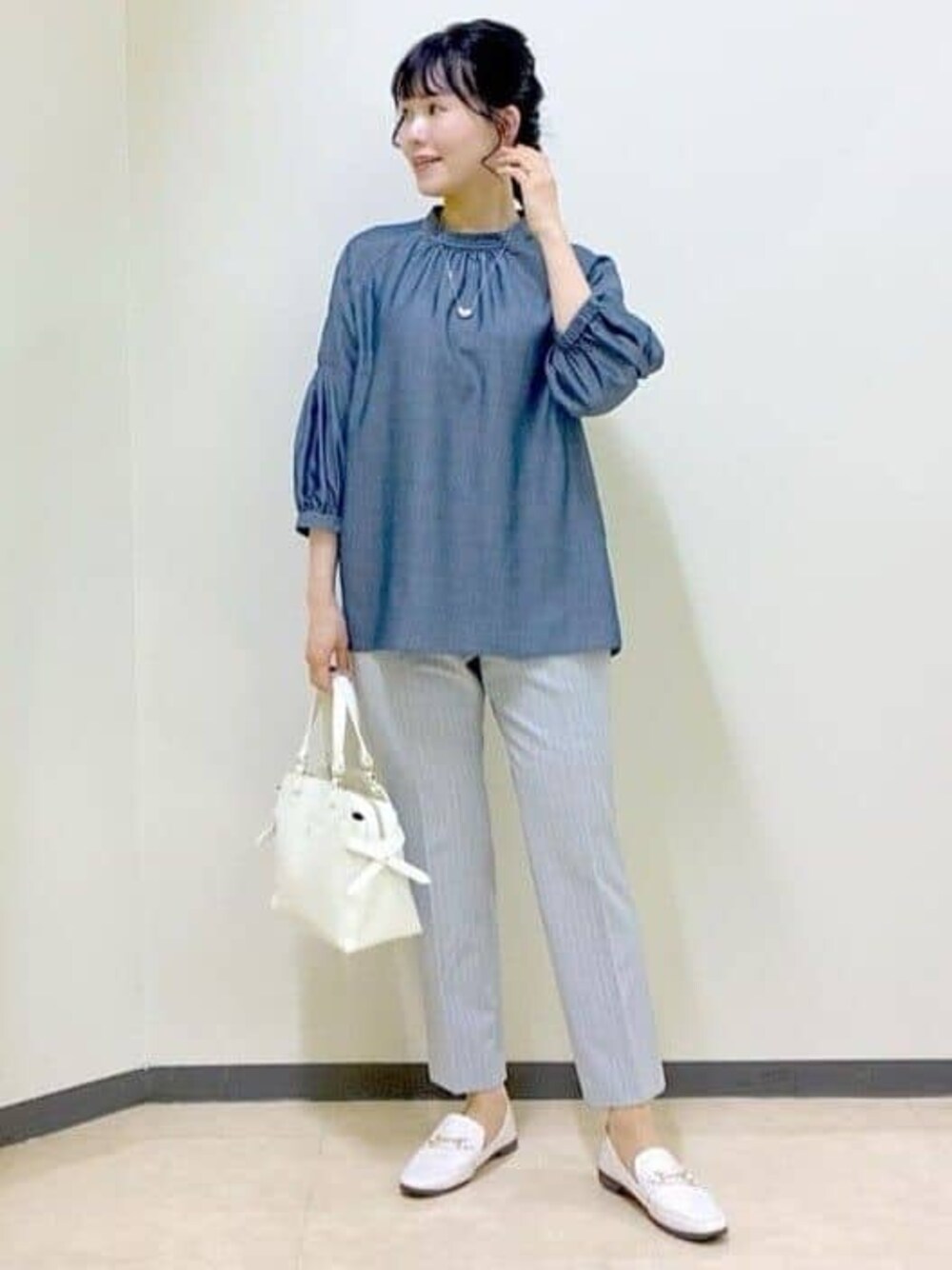 ブルー系のシャツ/ブラウス、グレー系のその他パンツ、ホワイト系のトートバッグを着用したレディースの夏コーディネートの1枚目の写真