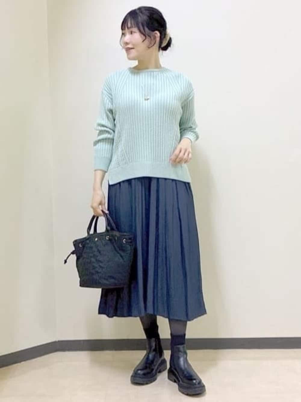 グリーン系のニット/セーター、ブルー系のその他パンツ、ベージュ系のノーカラーコートを着用したレディースの冬コーディネートの1枚目の写真