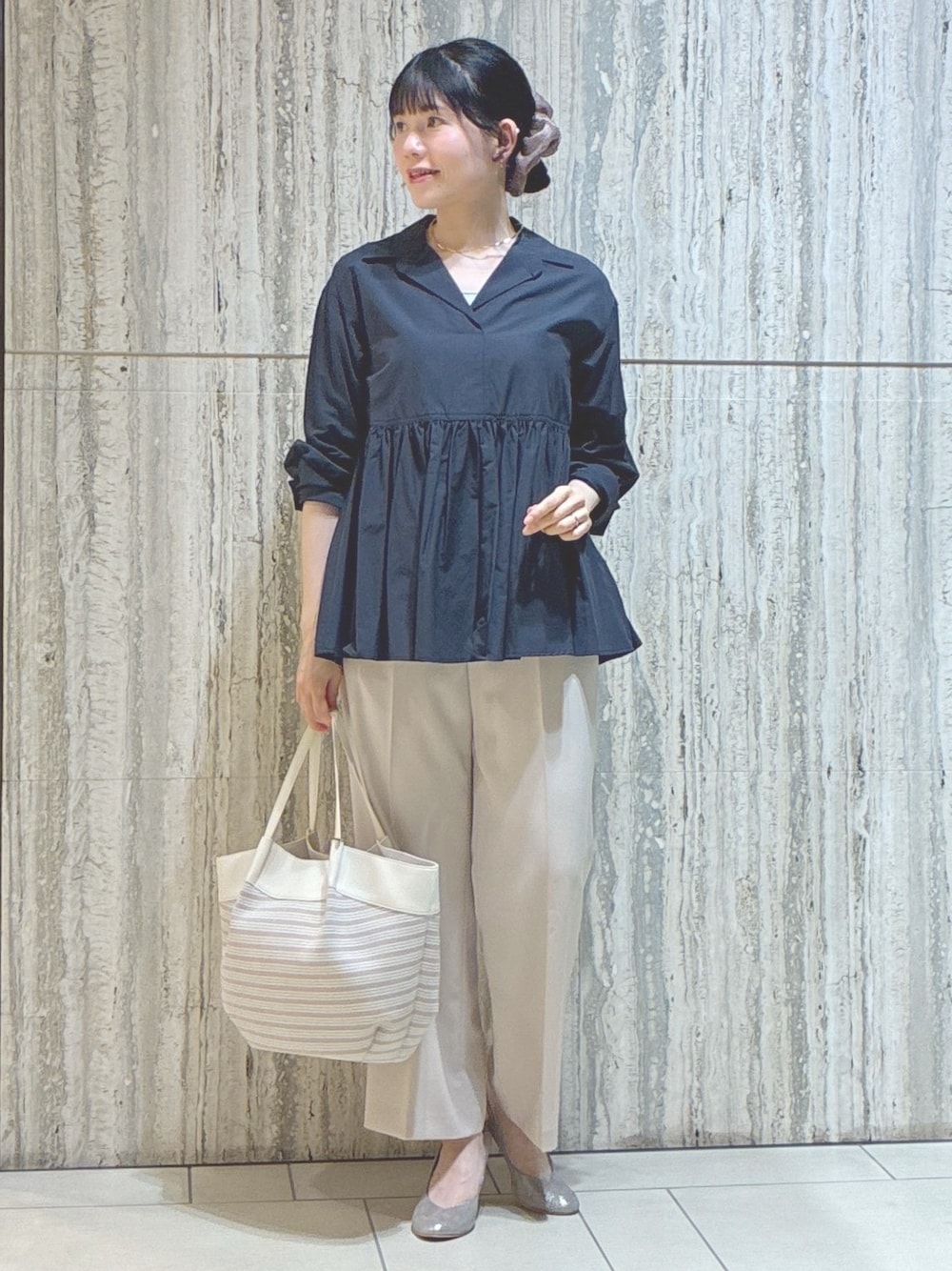 ブルー系のシャツ/ブラウス、グレー系のタンクトップ、ベージュ系のトートバッグを着用したレディースの夏コーディネートの1枚目の写真