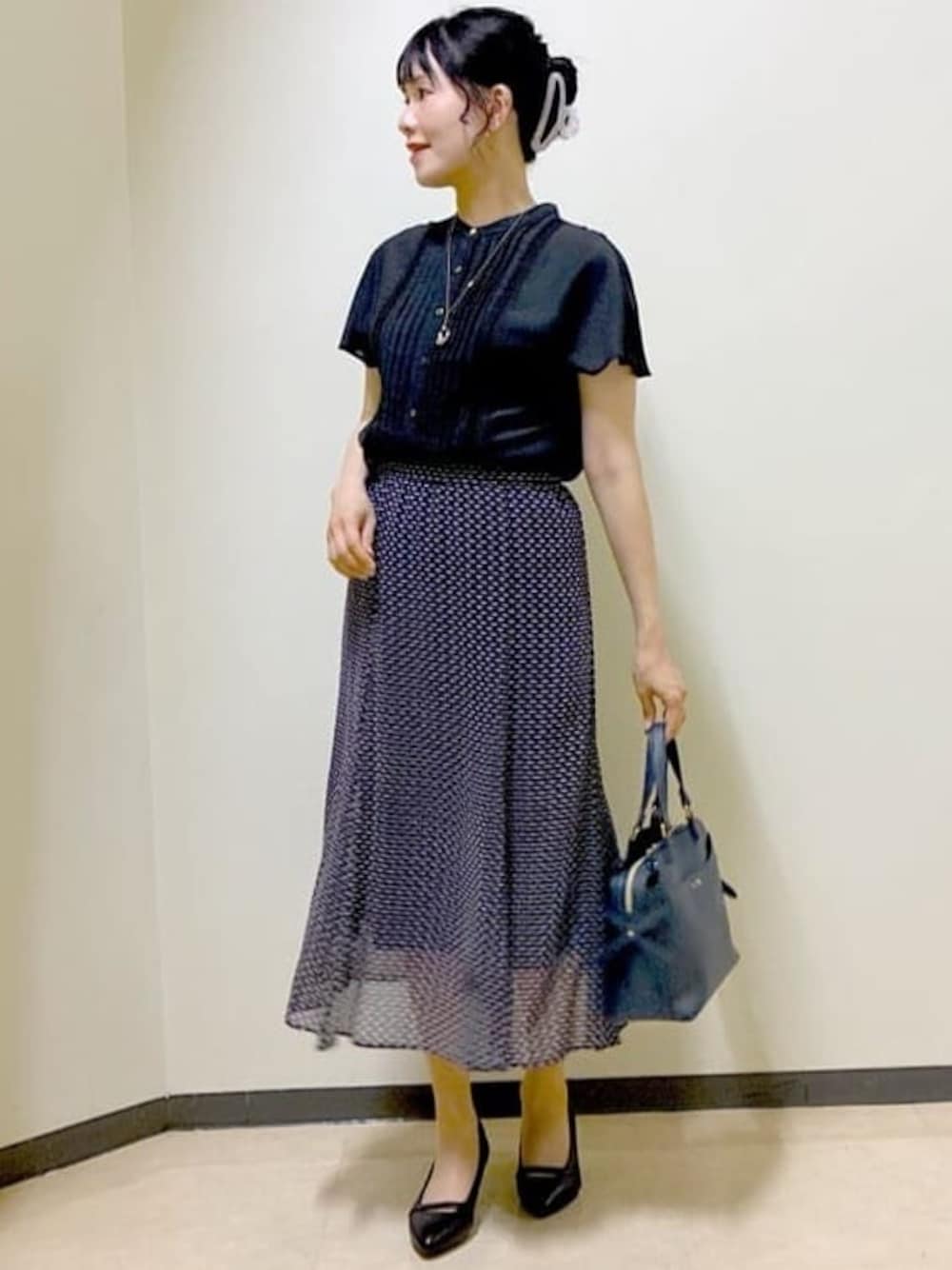 ブラック系のシャツ/ブラウス、ブルー系のスカート、グレー系のカーディガン/ボレロを着用したレディースの夏コーディネートの1枚目の写真