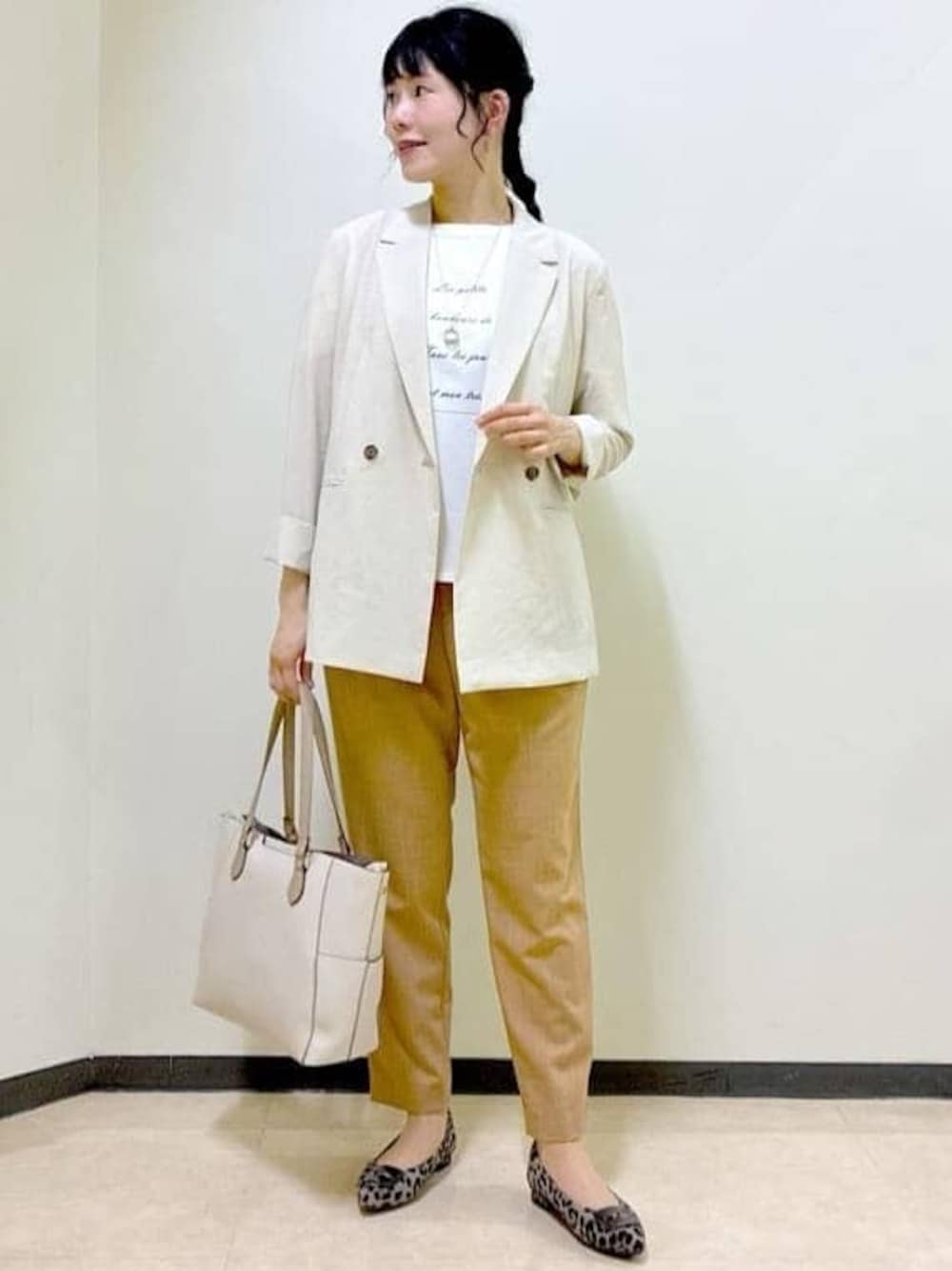 ベージュ系のテーラードジャケット、ホワイト系のTシャツ/カットソー、イエロー系のその他パンツを着用したレディースの秋コーディネートの1枚目の写真