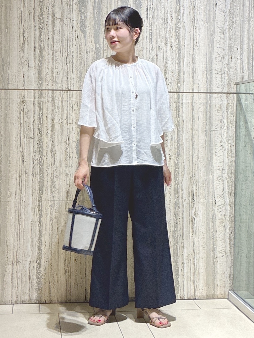 ホワイト系のシャツ/ブラウス、ブルー系のその他パンツ、ブルー系のショルダーバッグを着用したレディースの夏コーディネートの1枚目の写真
