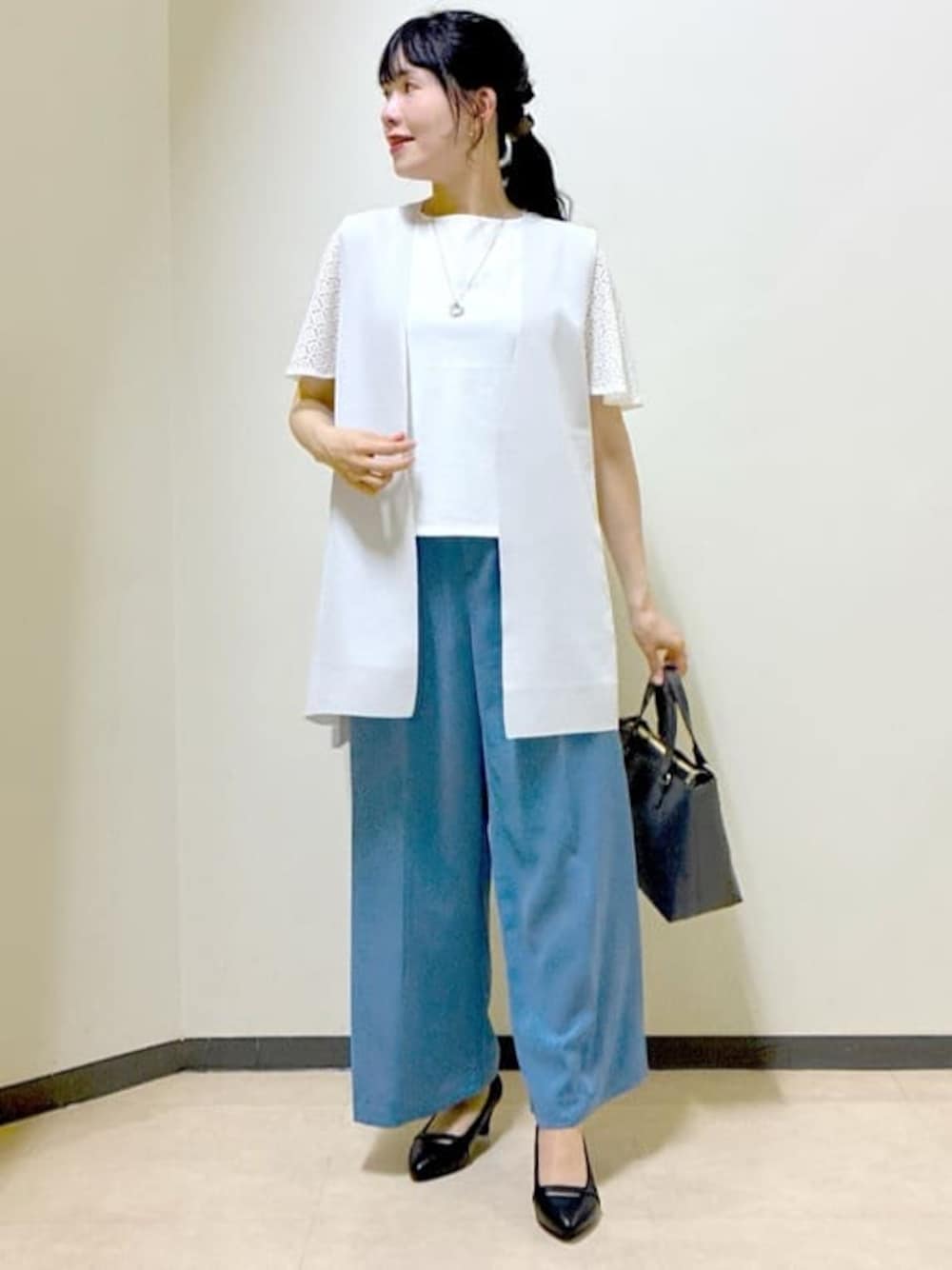 グレー系のベスト、ホワイト系のTシャツ/カットソー、ブルー系のその他パンツを着用したレディースの秋コーディネートの1枚目の写真
