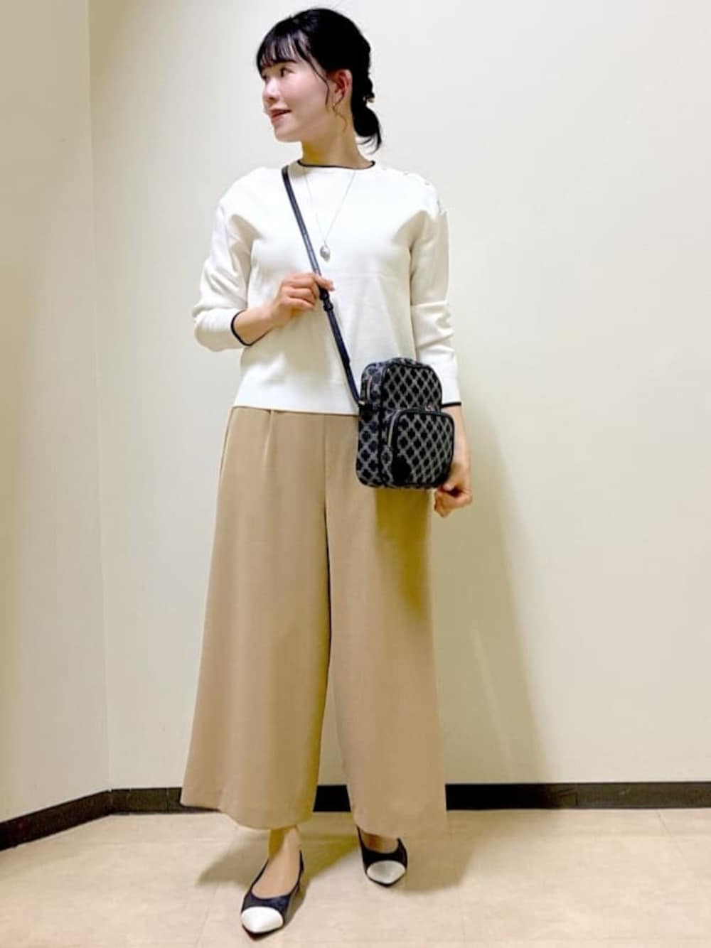 ホワイト系のニット/セーター、イエロー系のその他パンツ、ブルー系のショルダーバッグを着用したレディースの春コーディネートの1枚目の写真