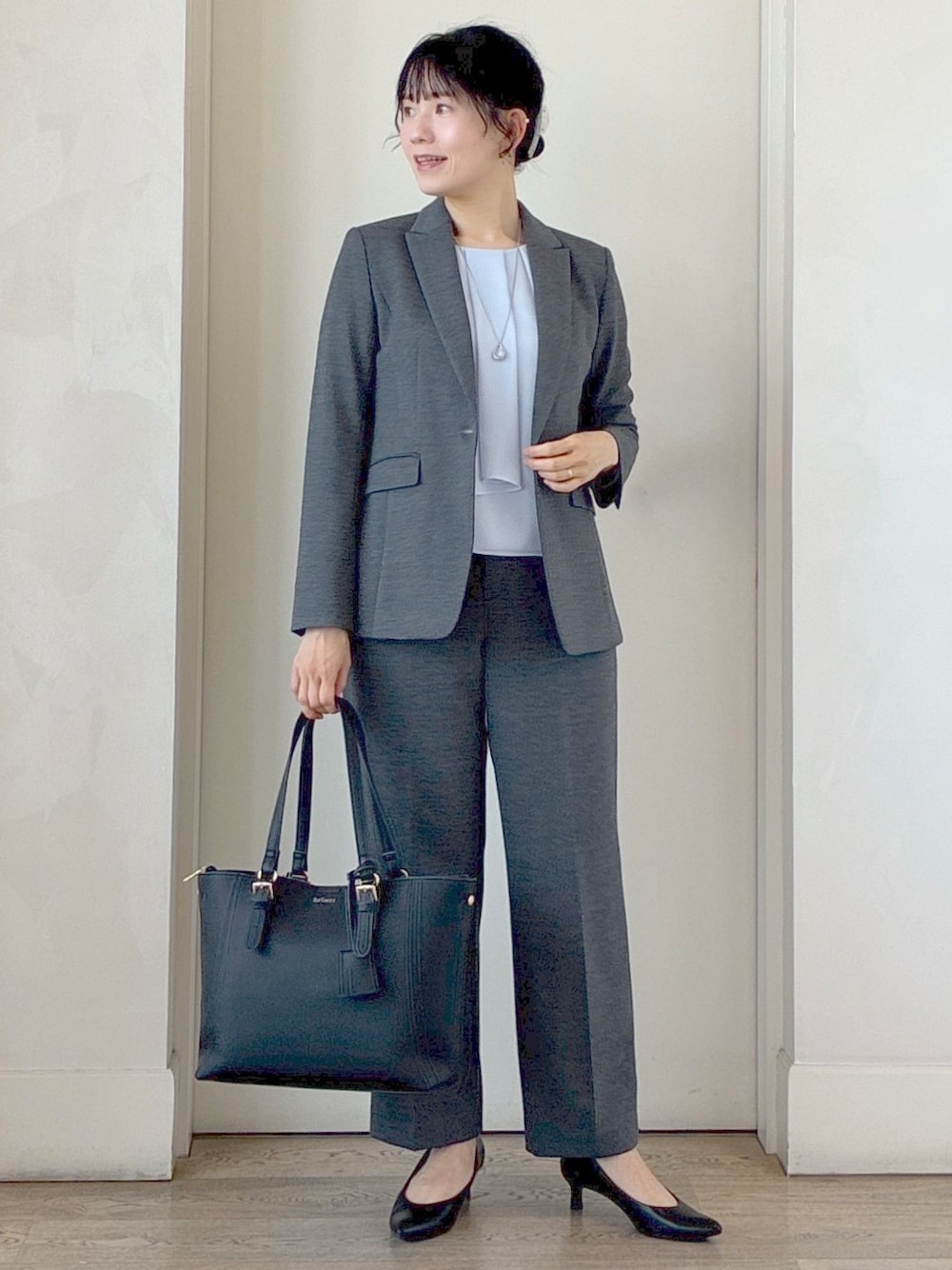 ブルー系のシャツ/ブラウス、グレー系のその他パンツ、ブラック系のトートバッグを着用したレディースの秋コーディネートの1枚目の写真