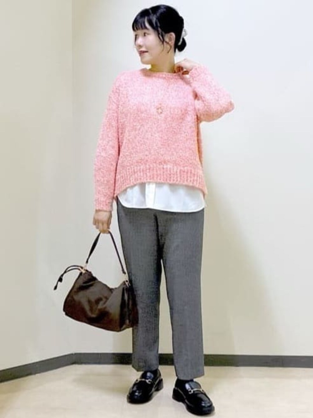 レッド系のニット/セーター、ホワイト系のTシャツ/カットソー、ブラック系のその他パンツを着用したレディースの冬コーディネートの1枚目の写真
