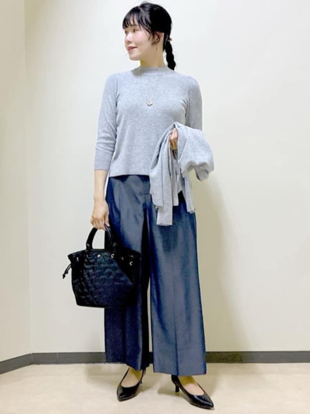 グレー系のニット/セーター、グレー系のカーディガン/ボレロ、ブルー系のその他パンツを着用したレディースの冬コーディネートの1枚目の写真