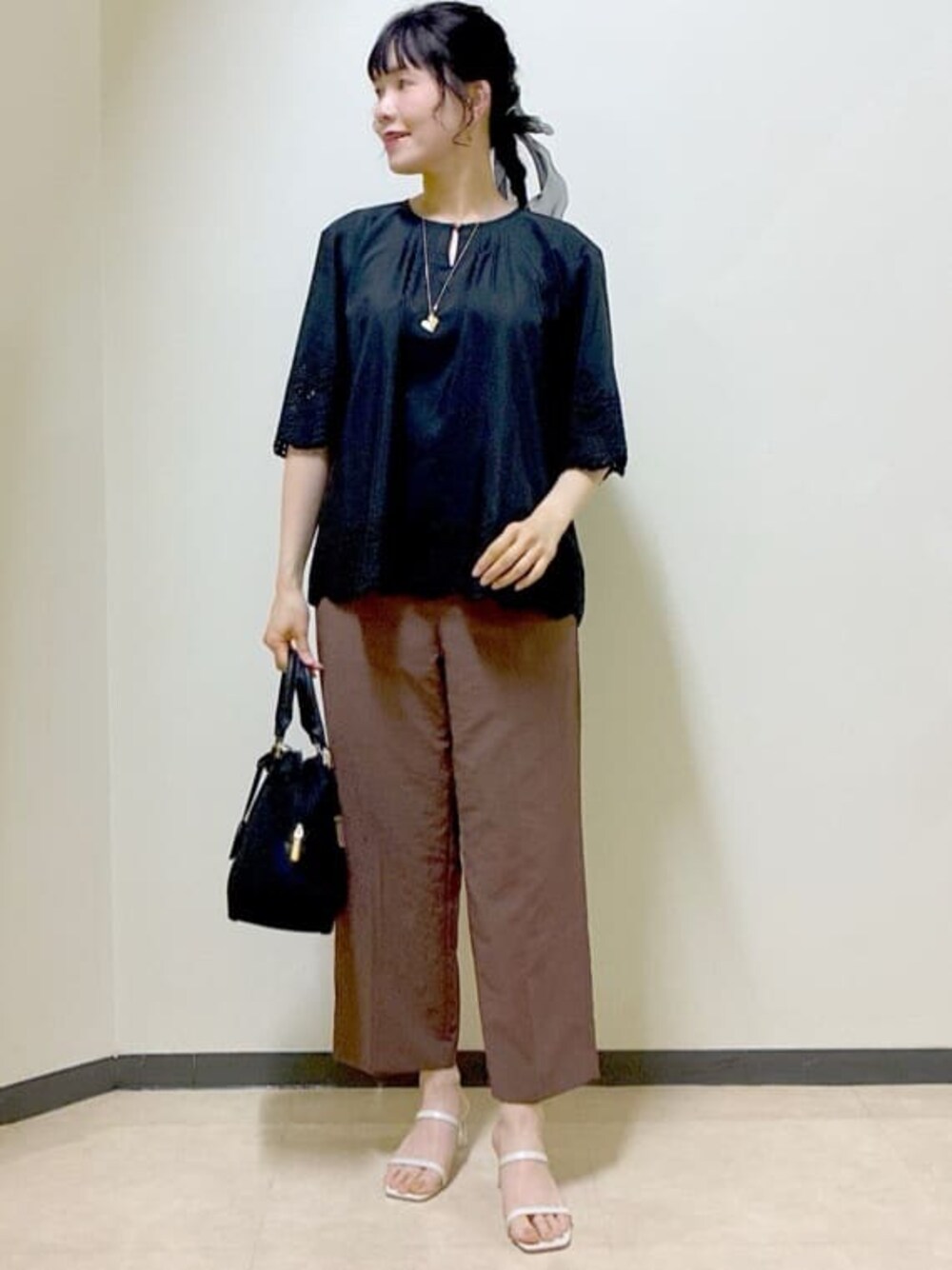 ブラック系のシャツ/ブラウス、ブラウン系のその他パンツ、ブラック系のショルダーバッグを着用したレディースの夏コーディネートの1枚目の写真