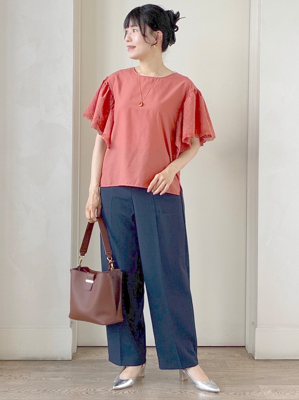 レッド系のシャツ/ブラウス、ブルー系のその他パンツ、ブラウン系のトートバッグを着用したレディースの夏コーディネートの1枚目の写真