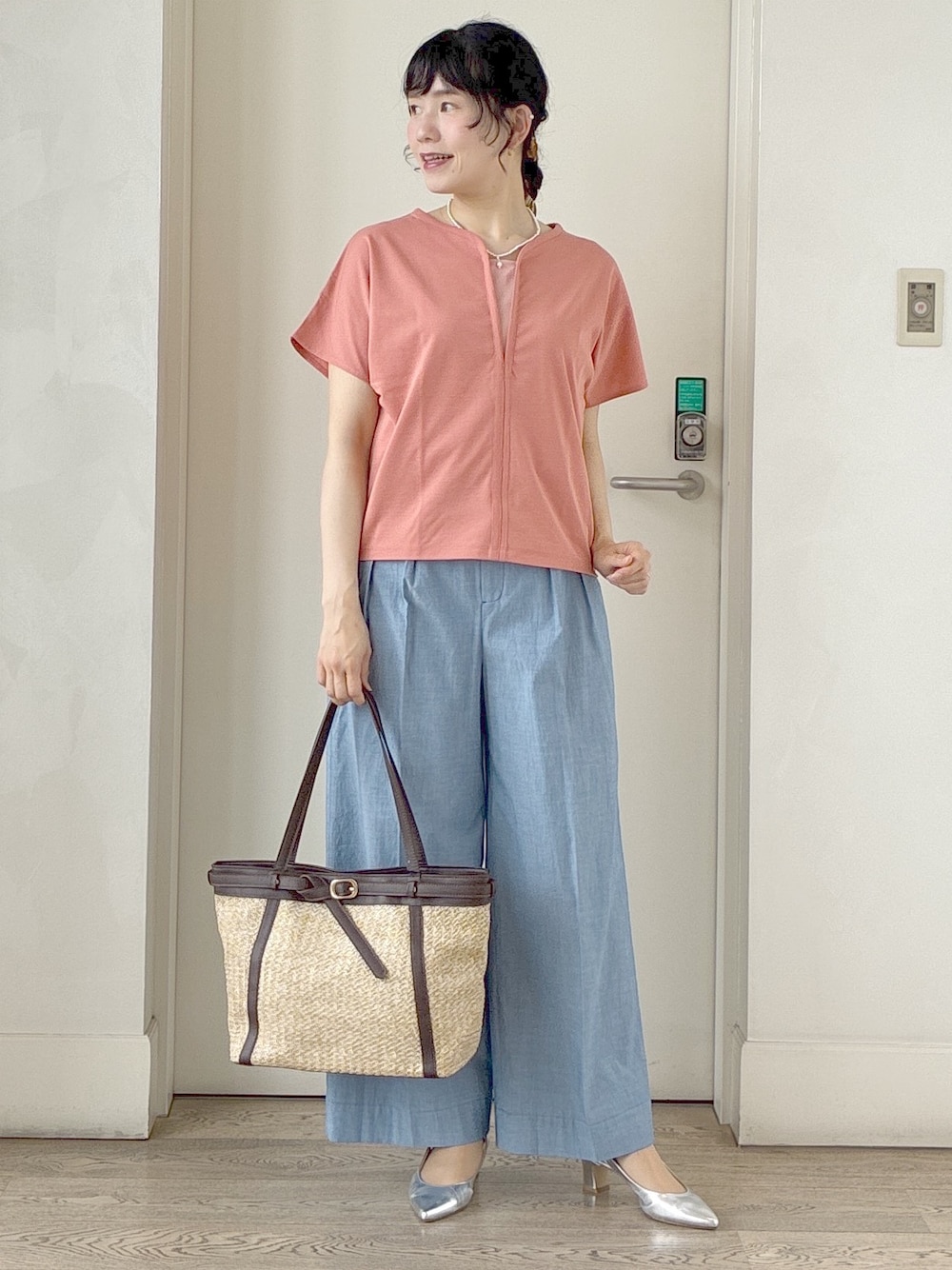 ブルー系のその他パンツ、ピンク系のTシャツ/カットソー、イエロー系のトートバッグを着用したレディースの春コーディネートの1枚目の写真
