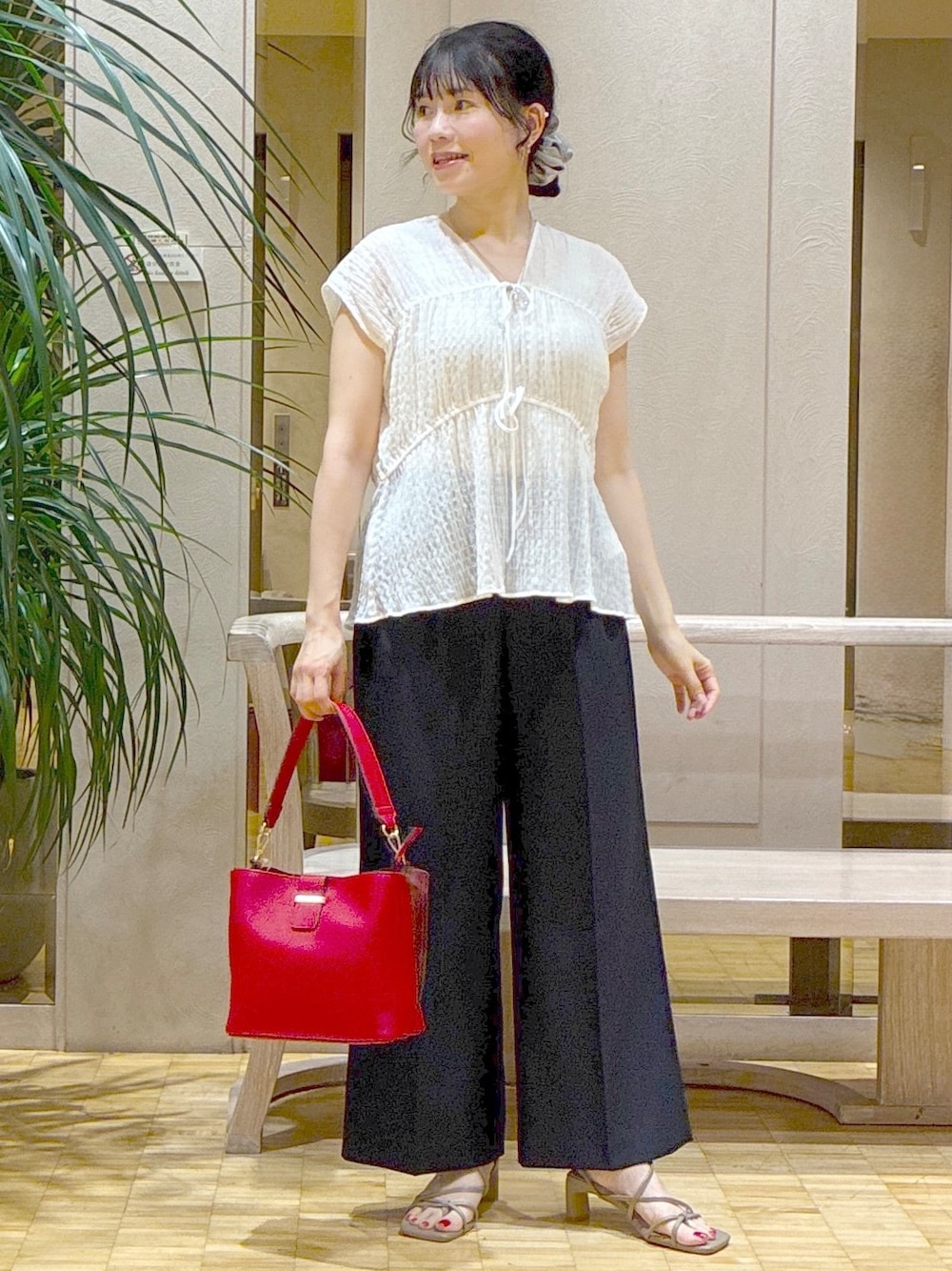 ホワイト系のシャツ/ブラウス、ブルー系のその他パンツ、ベージュ系のタンクトップを着用したレディースの夏コーディネートの1枚目の写真