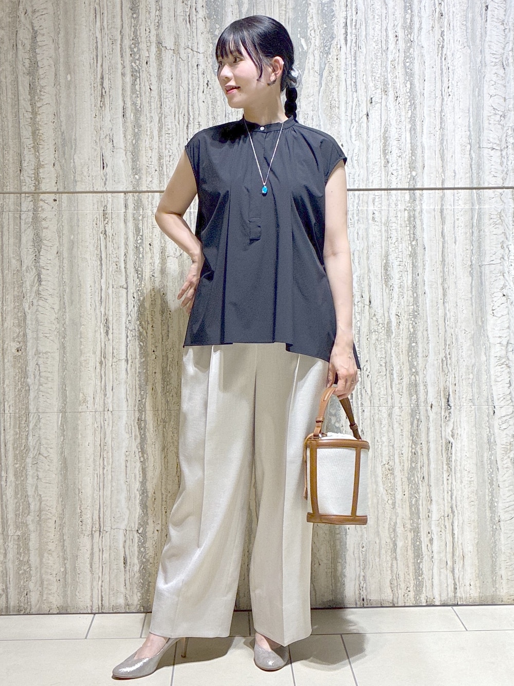 ブラック系のシャツ/ブラウス、ベージュ系のその他パンツ、イエロー系のショルダーバッグを着用したレディースの夏コーディネートの1枚目の写真