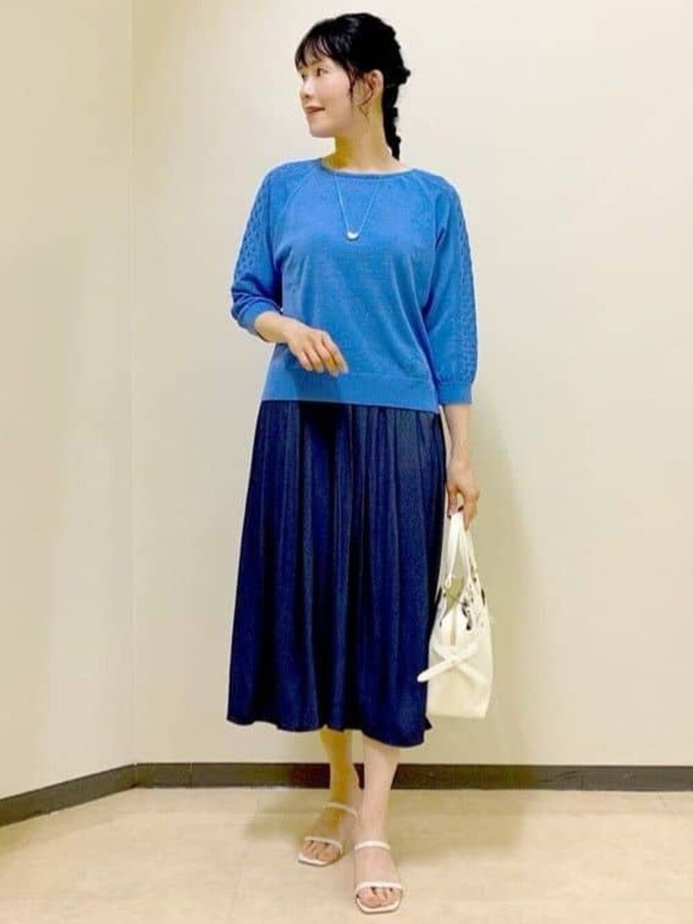 ブルー系のニット/セーター、ブルー系のその他パンツ、グレー系のニット/セーターを着用したレディースの夏コーディネートの1枚目の写真