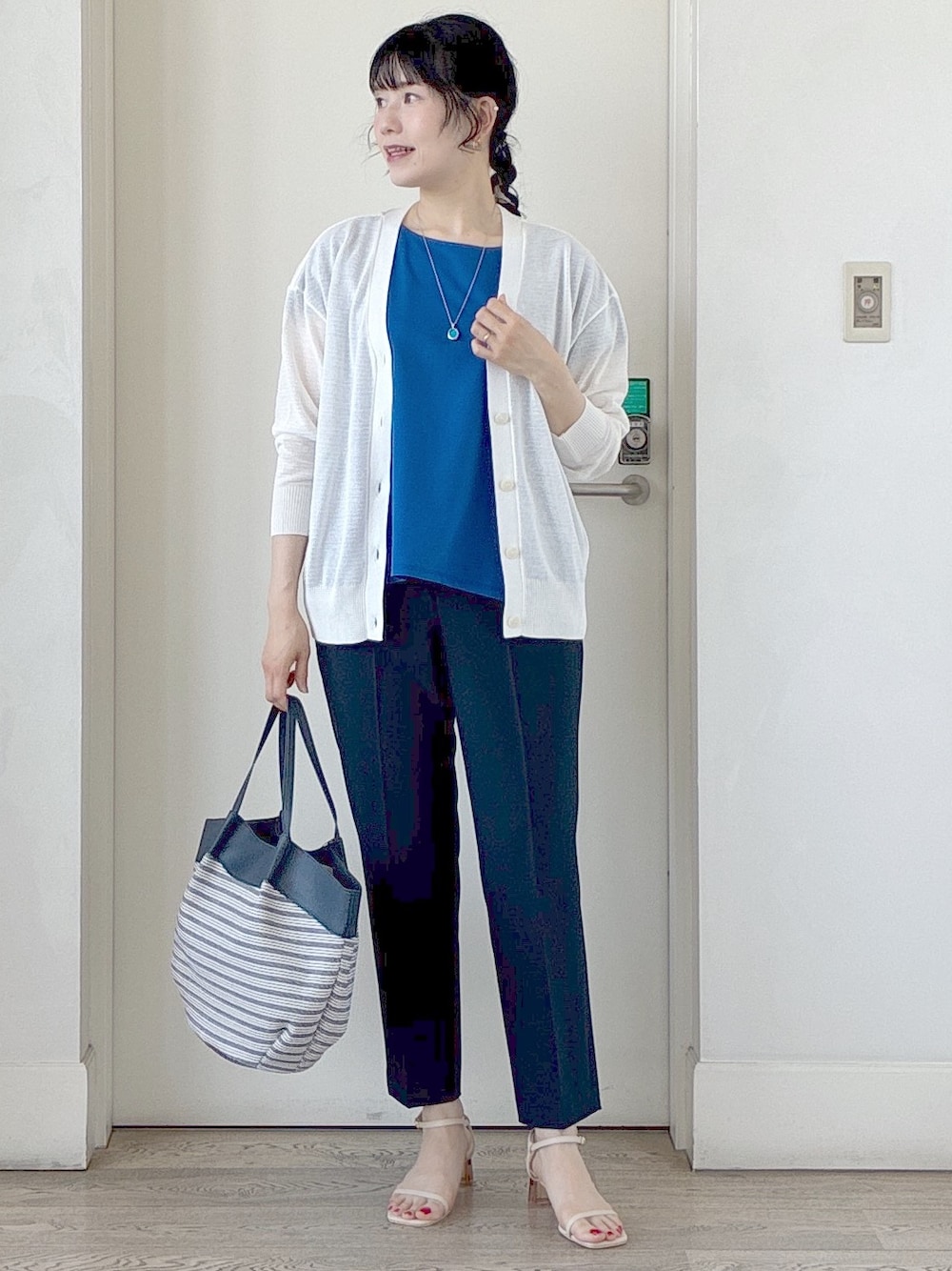 ホワイト系のカーディガン/ボレロ、ブルー系のチュニック、ブルー系のその他パンツを着用したレディースの夏コーディネートの1枚目の写真