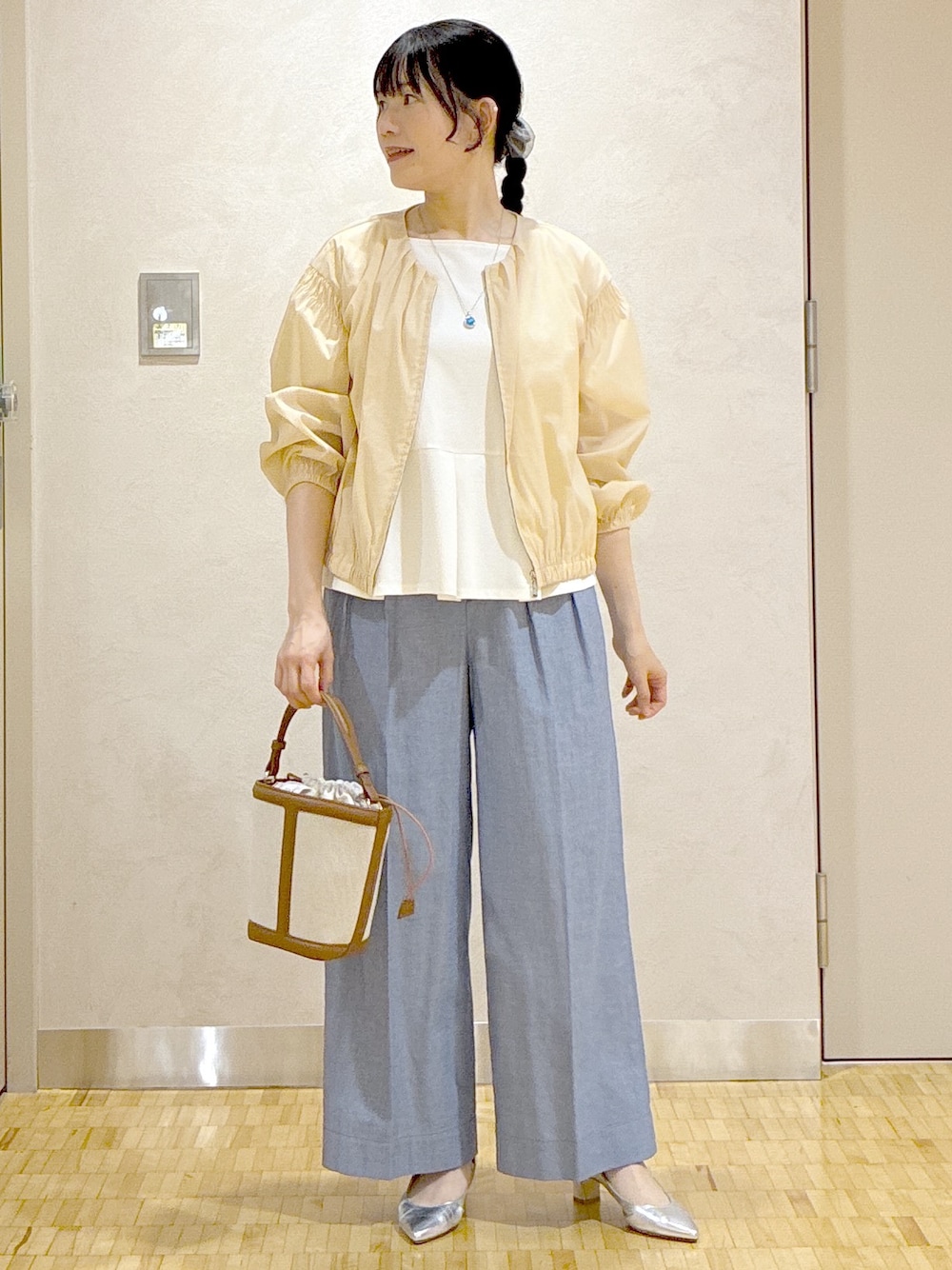 ベージュ系のブルゾン、ホワイト系のTシャツ/カットソー、ブルー系のその他パンツを着用したレディースの夏コーディネートの1枚目の写真