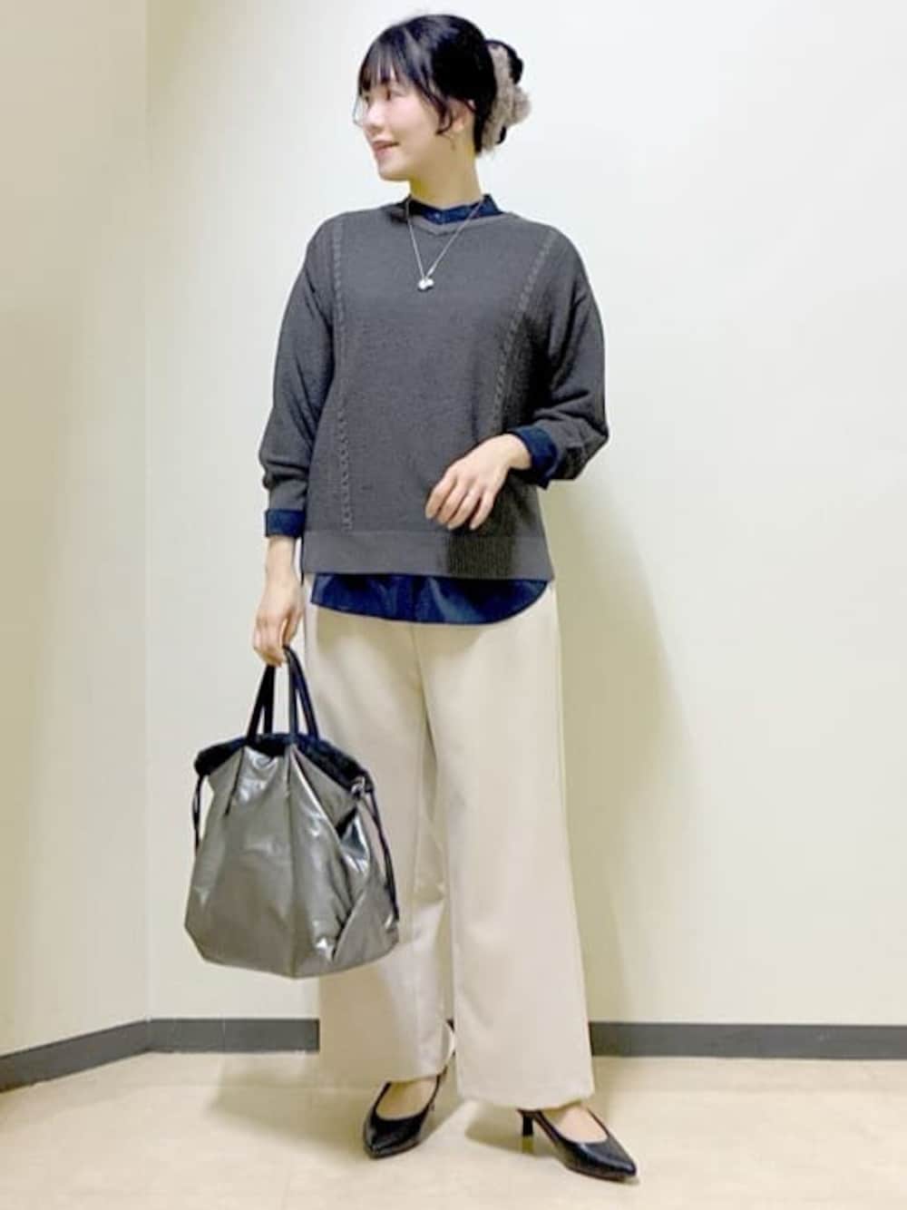 グレー系のニット/セーター、ブルー系のシャツ/ブラウス、ベージュ系のその他パンツを着用したレディースの冬コーディネートの1枚目の写真