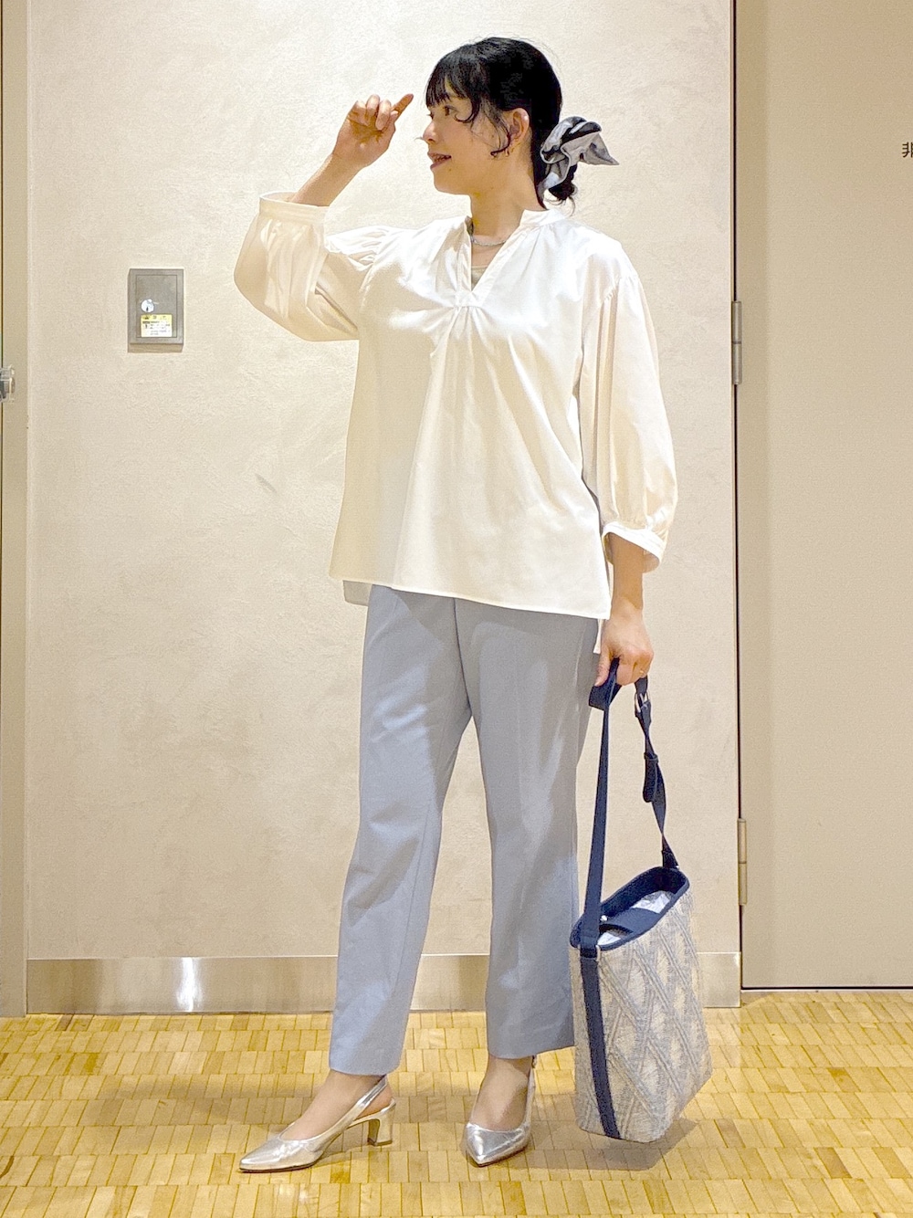 ブラック系のカーディガン/ボレロ、ホワイト系のシャツ/ブラウス、ベージュ系のタンクトップを着用したレディースの春コーディネートの1枚目の写真